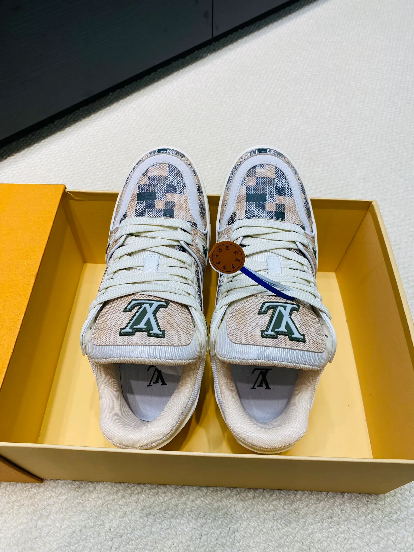 👟👟Ex-factory price 800👟👟 💰💰💰 Hot style 🆕🆕🆕𝙇𝙑 LV Louis Vuitton L House Donkey Brand Trainer Series Couple Style Casual Sports Shoes Skateboard Shoes Original Purchase Development Production Production This pair of LV Trainer sneakers are made of a blend of technical materials with waterproof properties. The meticulously crafted upper is notable for its many signature details, including Louis Vuitton and #54 in script, referencing the year 1854. Exquisite packaging at the delivery counter🛍📦 ▪️Fabrics: Original customized imported cowhide ▪️Inner lining: Original customized breathable mesh ▪️Outsole: Original open-molded non-slip TPU combination outsole ▪️Sole thickness: 3 cm ▪️Size: Women's 35-41 / Men's 38-46